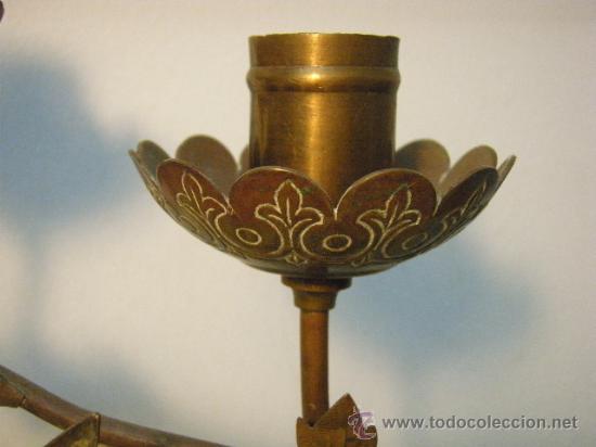 Antig&uuml;edades: PAR DE CANDELABROS DE LATON S.XIX - Foto 7