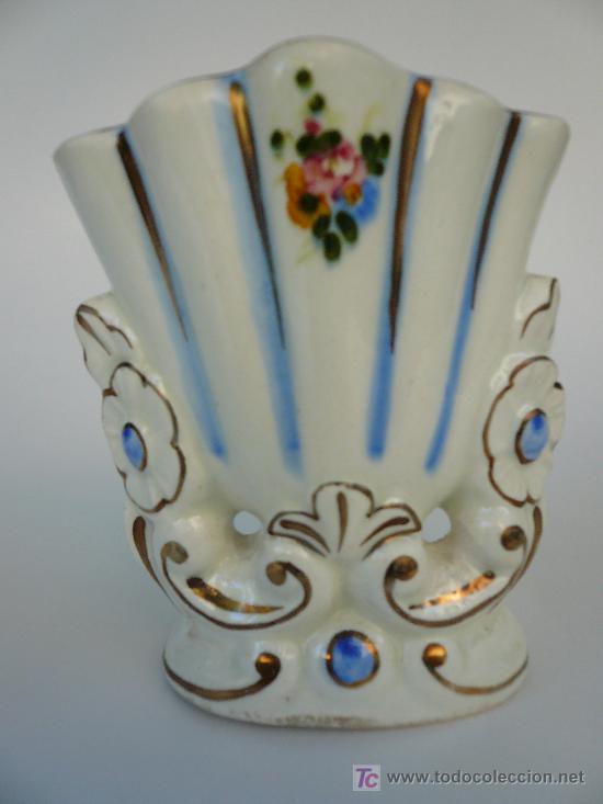 Antig&uuml;edades: BUCARO DE CAPILLA O VIOLETERO, ISABELINO EN PORCELANA SIGLO XIX