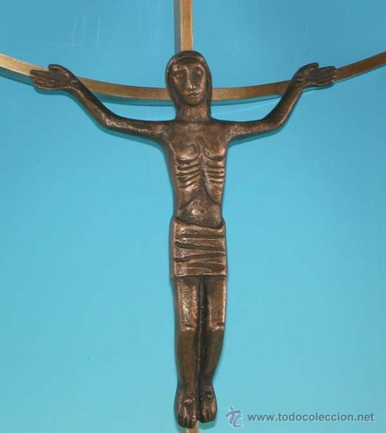Antig&uuml;edades: Crucificado de metal. 1950 - Foto 2