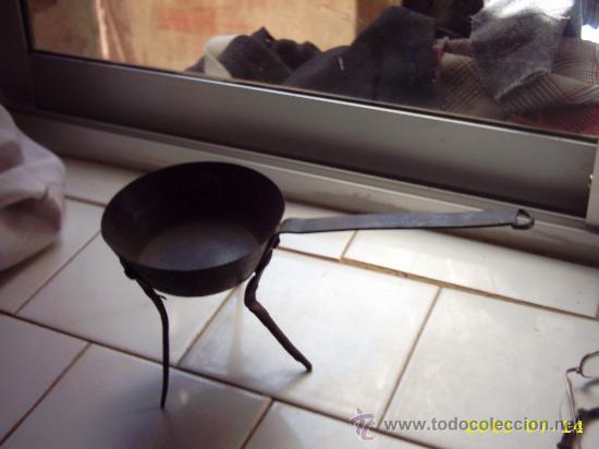 Antig&uuml;edades: Antigua sarten de patas 9 cms di&aacute;metro - Foto 1