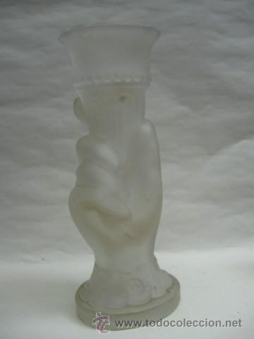 Antiquit&eacute;s: FLORERO FORMA MANO DE LA ABUNDANCIA, VIDRIO PRENSADO, PP.SG.XX. MIDE 20 X 8 CM.
