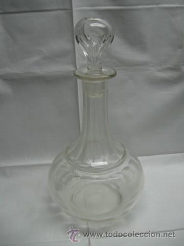 Antiguidades: ELEGANTONA BOTELLONA PARA LICOR AGUARDIENTE, CRISTAL SOPLADO Y TALLADO. FF.SG.XIX. MIDE 33CM.X18 CM.