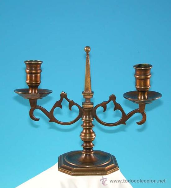 Antig&uuml;edades: Candelabro de lat&oacute;n con dos brazos. 1930 / 1940 - Foto 1