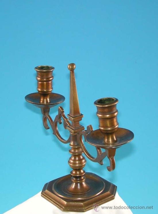 Antig&uuml;edades: Candelabro de lat&oacute;n con dos brazos. 1930 / 1940 - Foto 2