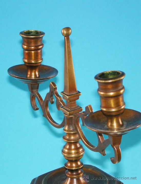 Antig&uuml;edades: Candelabro de lat&oacute;n con dos brazos. 1930 / 1940 - Foto 3