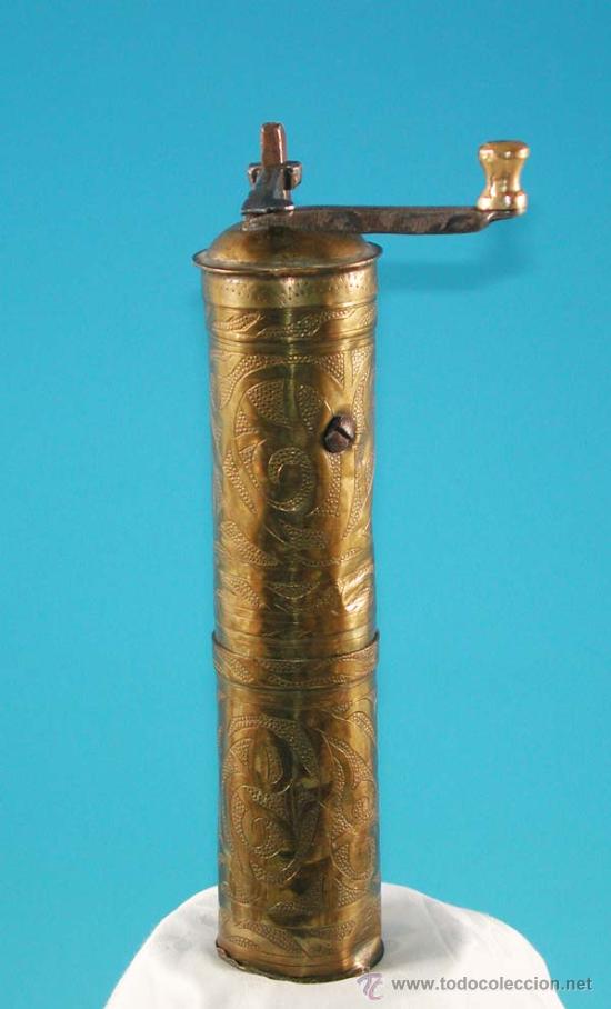 Antiques: Molinillo de caf&eacute; realizado en lat&oacute;n.