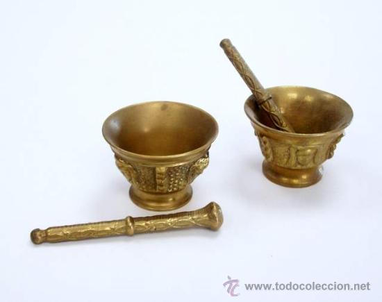 Antig&uuml;edades: Pareja de morteros con su maja, realizados en bronce, miden 5,2cm de di&aacute;metro, piezas de coleccionis