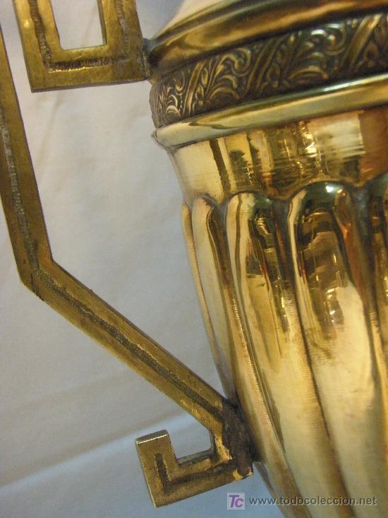 Antig&uuml;edades: PAREJA DE JARRONES DE LATON DE PPs del XIX ESTILO IMPERIO - Foto 7