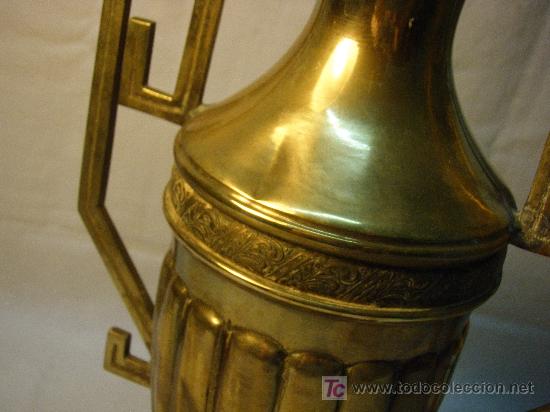 Antig&uuml;edades: PAREJA DE JARRONES DE LATON DE PPs del XIX ESTILO IMPERIO - Foto 3