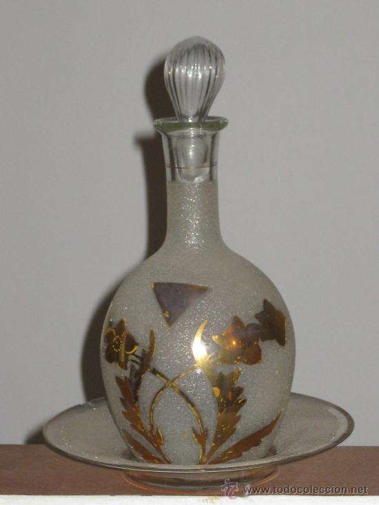 Antiques: BOTELLA DE CRISTAL GLASEADO CON DECORACION ORO, PLATO Y TAP&Oacute;N.POSIBLEMENTE PARA LICOR-