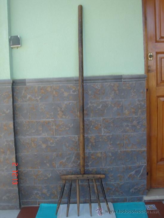 Antig&uuml;edades: HORCA -VIERGO- PARA AVENTAR EL CEREAL, DE MADERA. 147 CMS DE LONGUITUD. - Foto 1