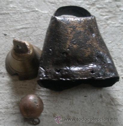 Antig&uuml;edades: Lote de campanas y cascabel - Foto 1
