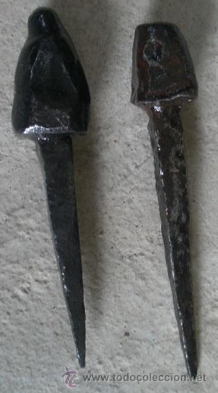 Antig&uuml;edades: 2 clavos de forja de unos 13 cms - Foto 1