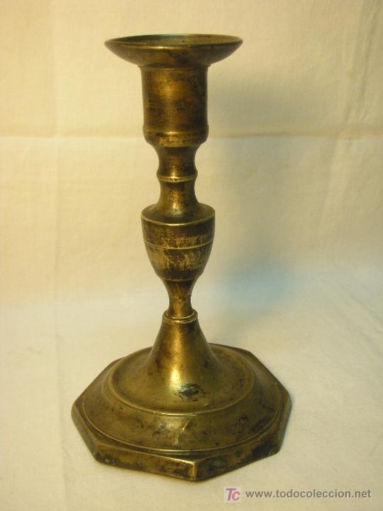 Antig&uuml;edades: CANDELERO DE LATON DEL SIGLO XIX - Foto 1