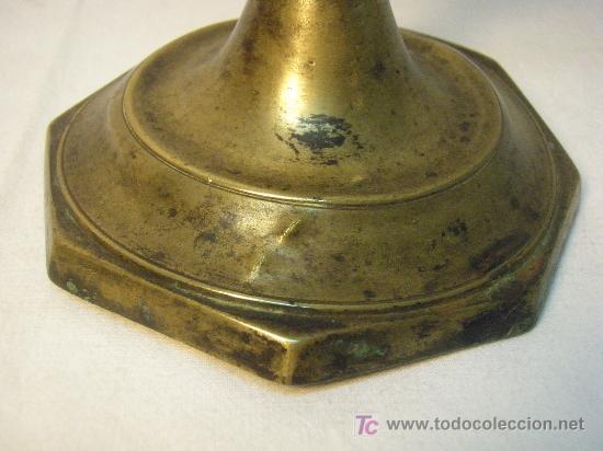 Antig&uuml;edades: CANDELERO DE LATON DEL SIGLO XIX - Foto 3