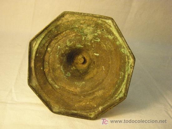 Antig&uuml;edades: CANDELERO DE LATON DEL SIGLO XIX - Foto 2