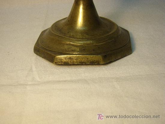 Antig&uuml;edades: CANDELERO DE LATON DEL SIGLO XIX - Foto 4