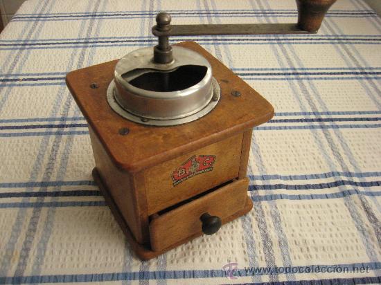 MOLINILLO DE CAFE ,MADERA DE HAYA, PPIOS S XX. FUNCIONANDO.