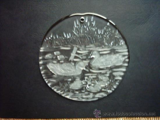 Antiques: PLACA DE CRISTAL CON ESCENA DE PATOS ENTRE NEN&Uacute;FARES. 15 Cm.