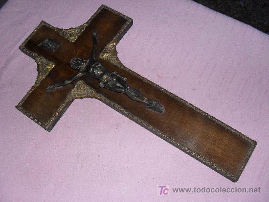 Antig&uuml;edades: CRUCIFIJO DE MADERA Y LATON - Foto 1