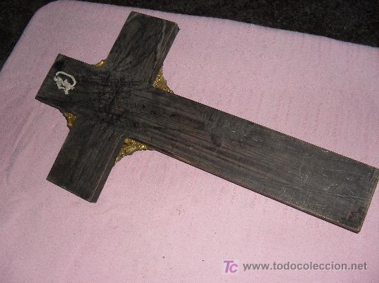 Antig&uuml;edades: CRUCIFIJO DE MADERA Y LATON - Foto 2