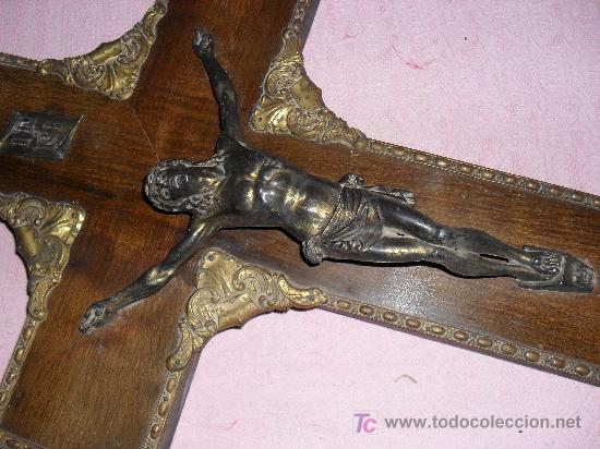 Antig&uuml;edades: CRUCIFIJO DE MADERA Y LATON - Foto 3