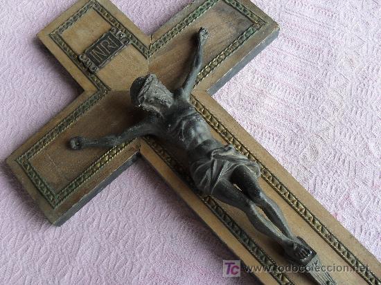 Antig&uuml;edades: CRUCIFIJO DE MADERA Y LATON - Foto 3