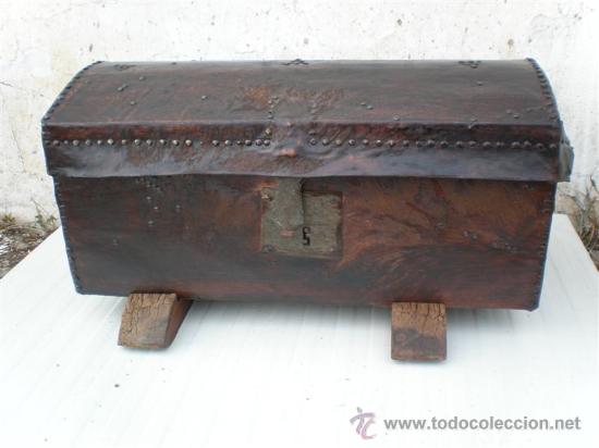 Antig&uuml;edades: arcon en madera y piel - Foto 1