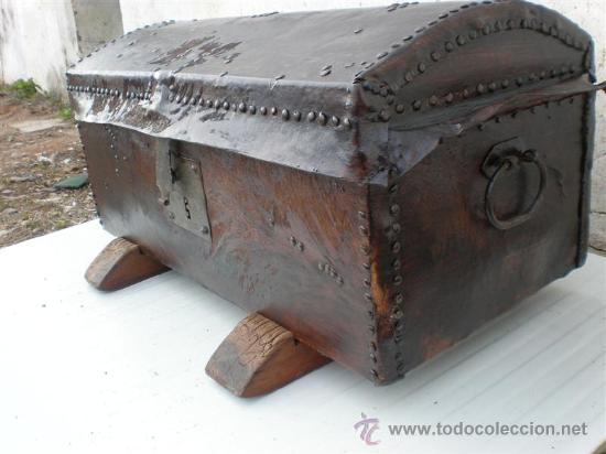 Antig&uuml;edades: arcon en madera y piel - Foto 2