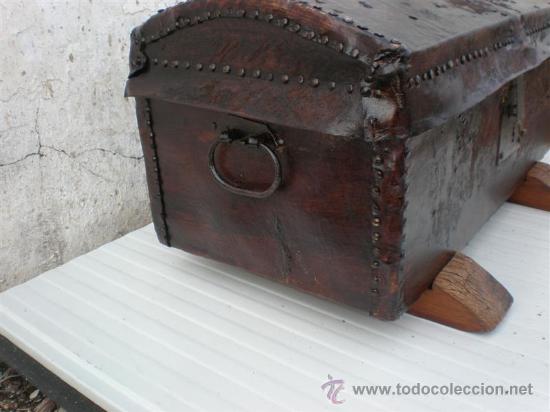 Antig&uuml;edades: arcon en madera y piel - Foto 3