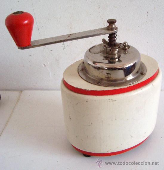 Oggetti Antichi: molinillo de cafe ovalado de madera - fabricacion checoslovaca (21cm de alto aprox)