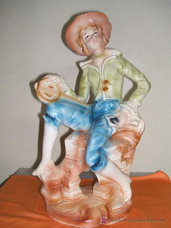 Antig&uuml;edades: ANTIGUA FIGURA MUSICO TROVADOR.