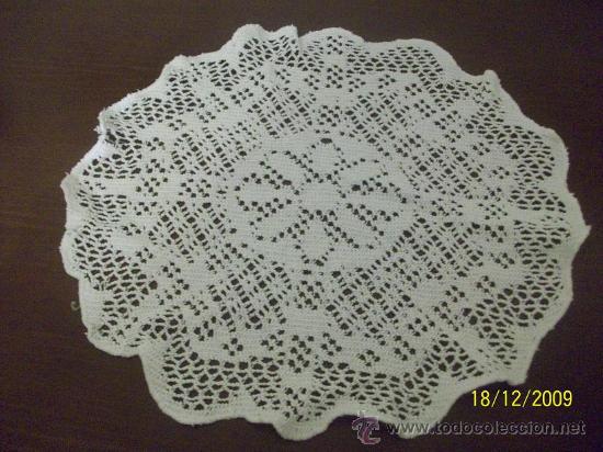 Antig&uuml;edades: 2 antiguos  tapetes  en hilo blanco 40cms - Foto 1