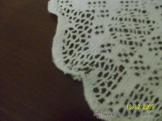 Antig&uuml;edades: 2 antiguos  tapetes  en hilo blanco 40cms - Foto 3