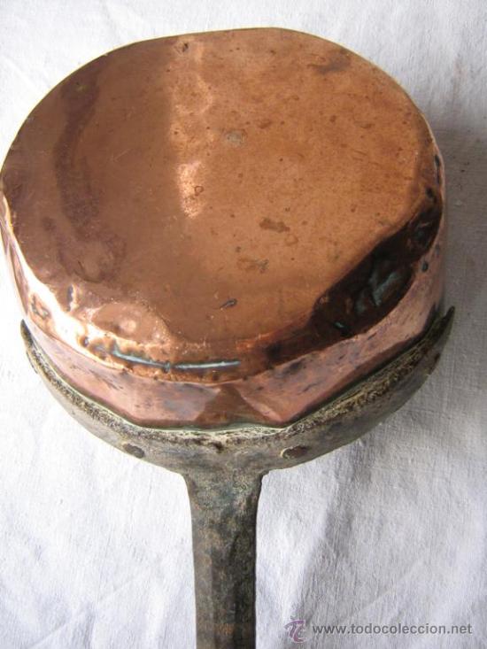 Antig&uuml;edades: ANTIGUO CAZO DE COBRE CON MANGO DE HIERRO - Foto 1