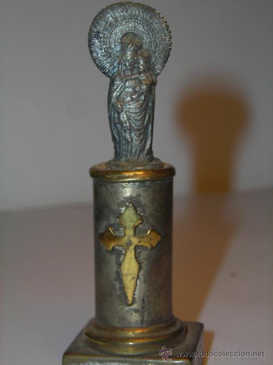Antig&uuml;edades: Figurita religiosa de metal. La Virgen con el Ni&ntilde;o Jesus, sobre la Cruz de Santiago