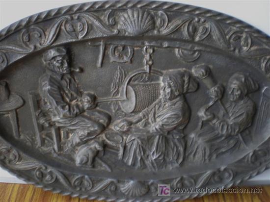 Antig&uuml;edades: PAREJA DE BANDEJAS .. De aluminio labradas - Foto 2