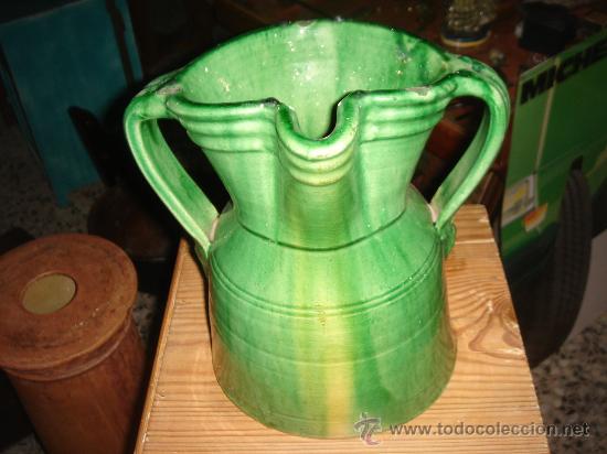 Antig&uuml;edades: JARRA DE TITO &Uacute;BEDA (JA&Eacute;N), VIDRIADA EN VERDE. ALTURA: 18.5 CMS.