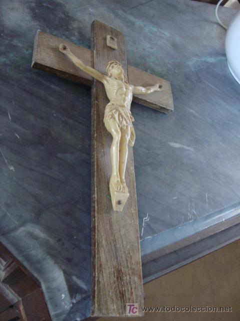 Antig&uuml;edades: CRUCIFIJO MADERA Y CELULOIDE - Foto 1