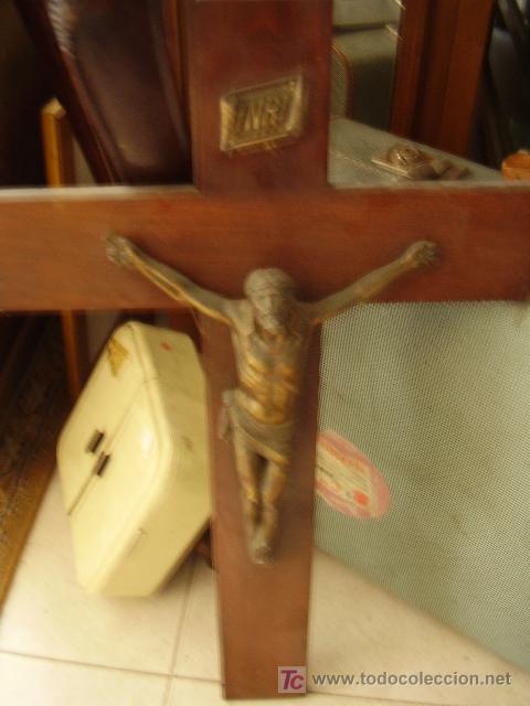Antig&uuml;edades: Crucifijo a&ntilde;os 60 - Foto 1
