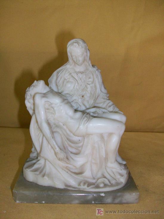 Antig&uuml;edades: ESCULTURA EN RESINA CON BASE DE MARMOL - LA PIEDAD - 10 X 14 X 7 CM