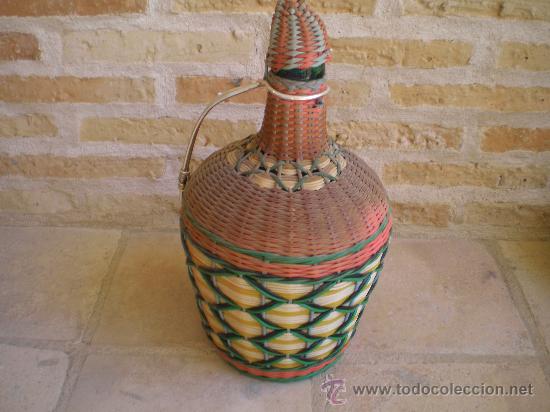 Antig&uuml;edades: VIEJA GARRAFA DE CRISTAL FORRADA - Foto 2