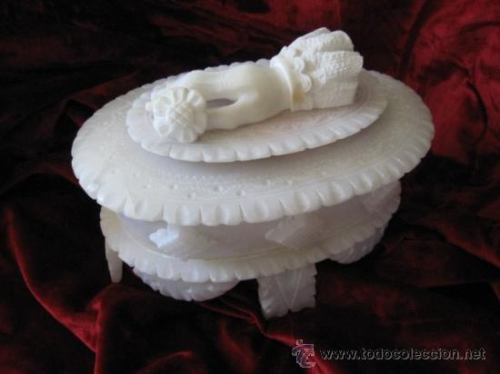 Antig&uuml;edades: PRECIOSO Y ENORME JOYERO EN ALABASTRO TALLADO. SG.XIX. 1860 -1870. MIDE 26 X 18 X 19 CM.