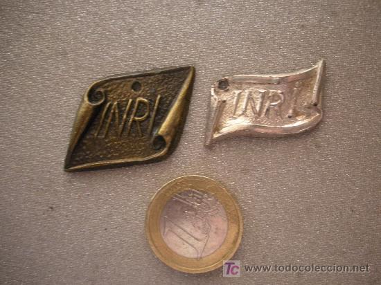 Antig&uuml;edades: dos insignias de crucifijos - Foto 1