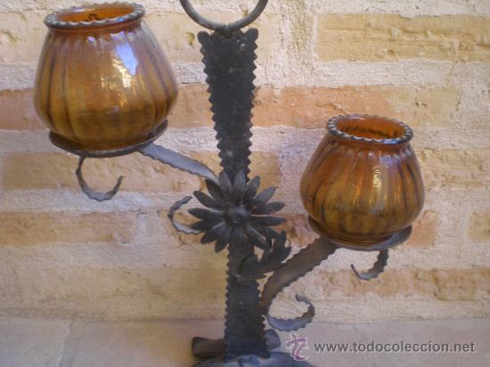 Antig&uuml;edades: VIEJO PORTAVELAS CON TULIPAS - Foto 2