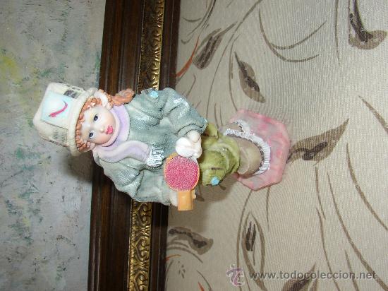 Antig&uuml;edades: Figura de ni&ntilde;o en Bikscuit? - Foto 1