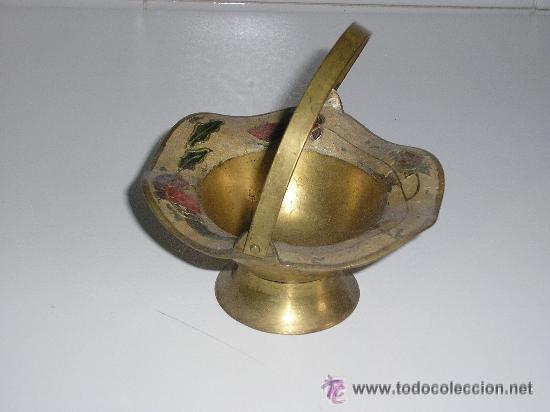 Antig&uuml;edades: ANTIGUA CESTA LATON CON FLORES 12 CM CONTANDO CON ASA