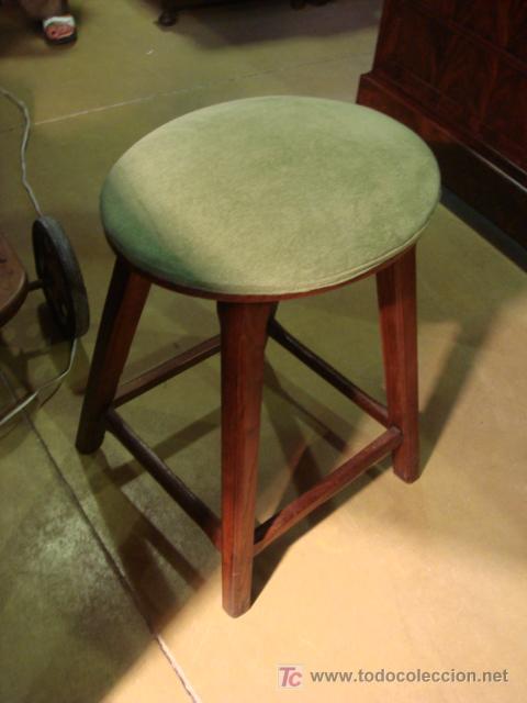 Antig&uuml;edades: TABURETE  DE MADERA Y TAPIZADO- RESTAURADO - Foto 1