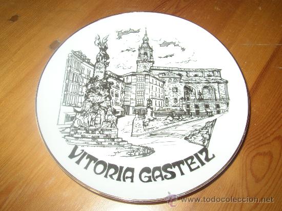 Antig&uuml;edades: Plato recuerdo de la ciudad de Vitoria 20 cms - Foto 1