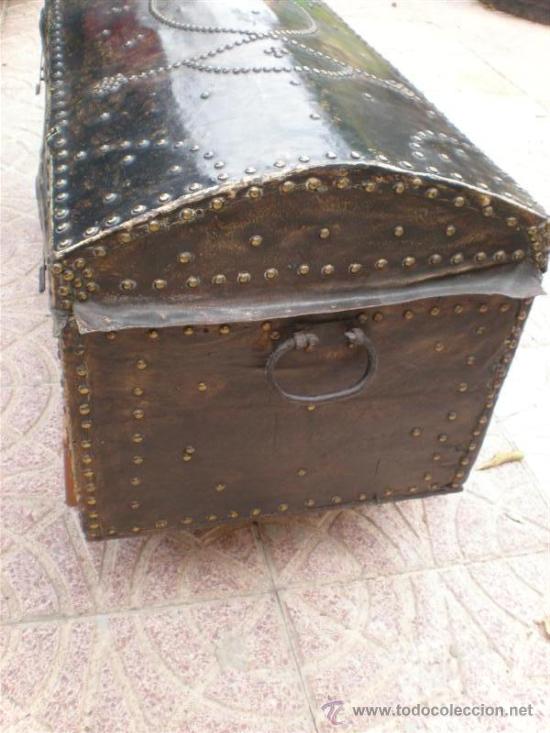 Antig&uuml;edades: arcon de madera y cuero antiguo - Foto 2